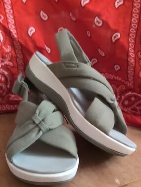 Women's Olive Green Clark's Cloudsteppers Knot Strap Comfort Sandals